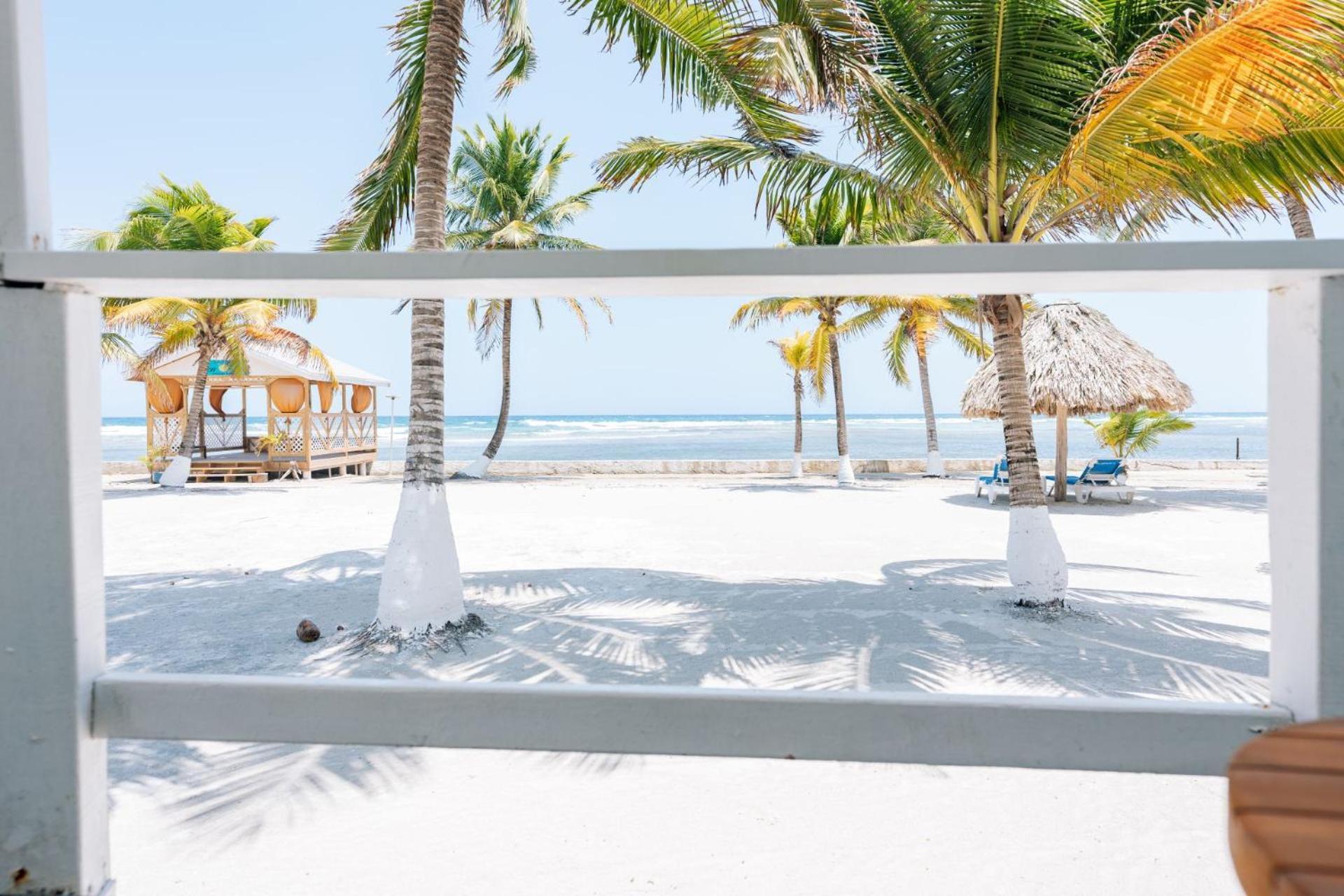 Blue Marlin Beach Resort Дангрига Экстерьер фото